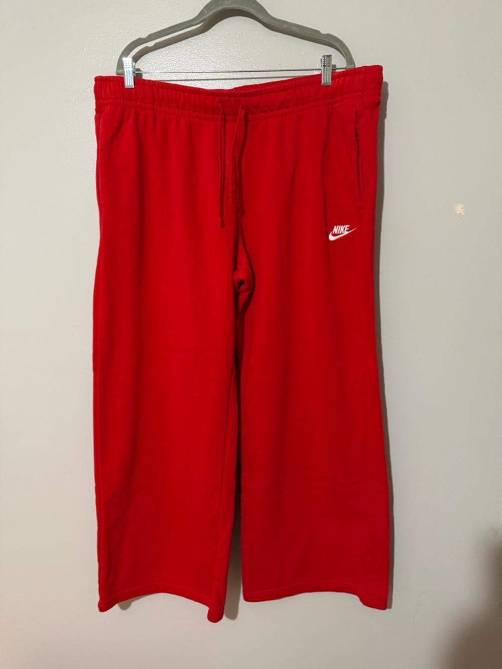 Nike women’s Sportswear club fleece Red wide-leg sweatpants